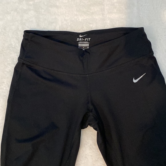 Cropped dri-fit Nike leggings (black) with reflectors and back pocket - Picture 5 of 9